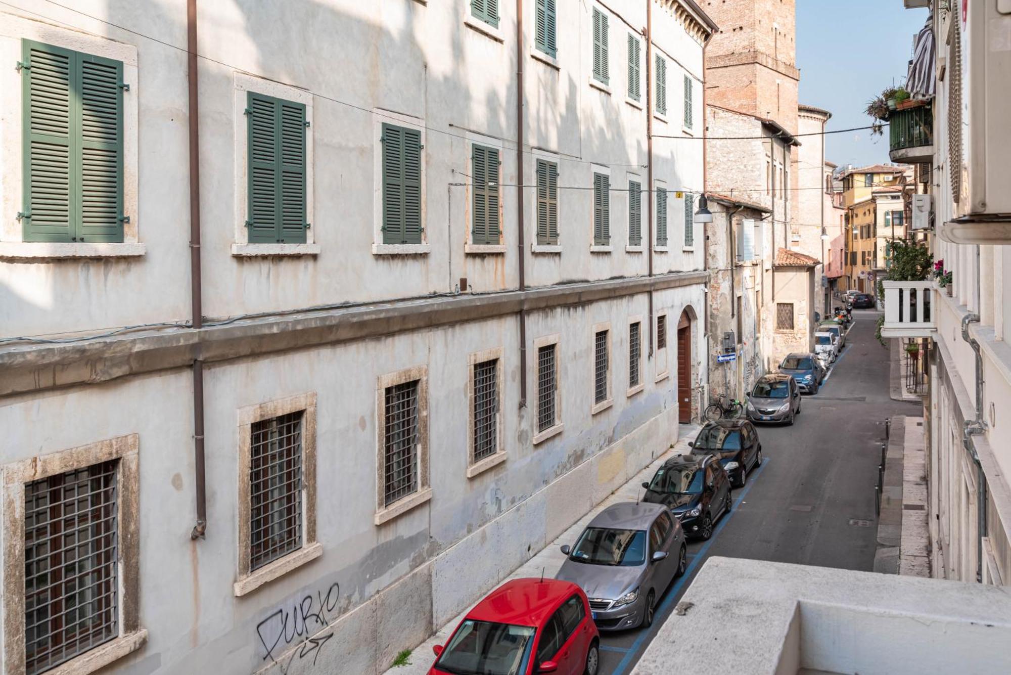 Piazza Isolo Central Apartment Verona Exterior photo
